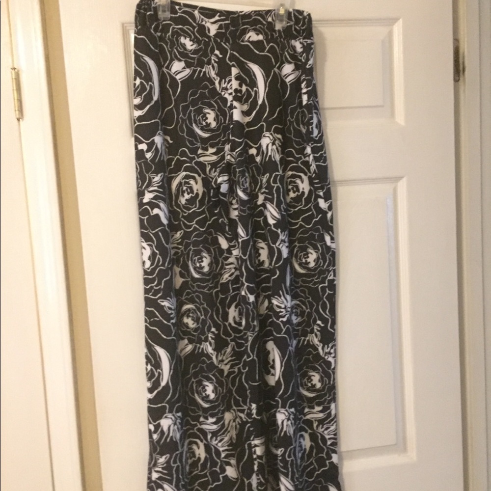 LWD BKACK AND WHITE ROSE PALAZZO PANT 🖤🖤🖤🖤🖤🖤